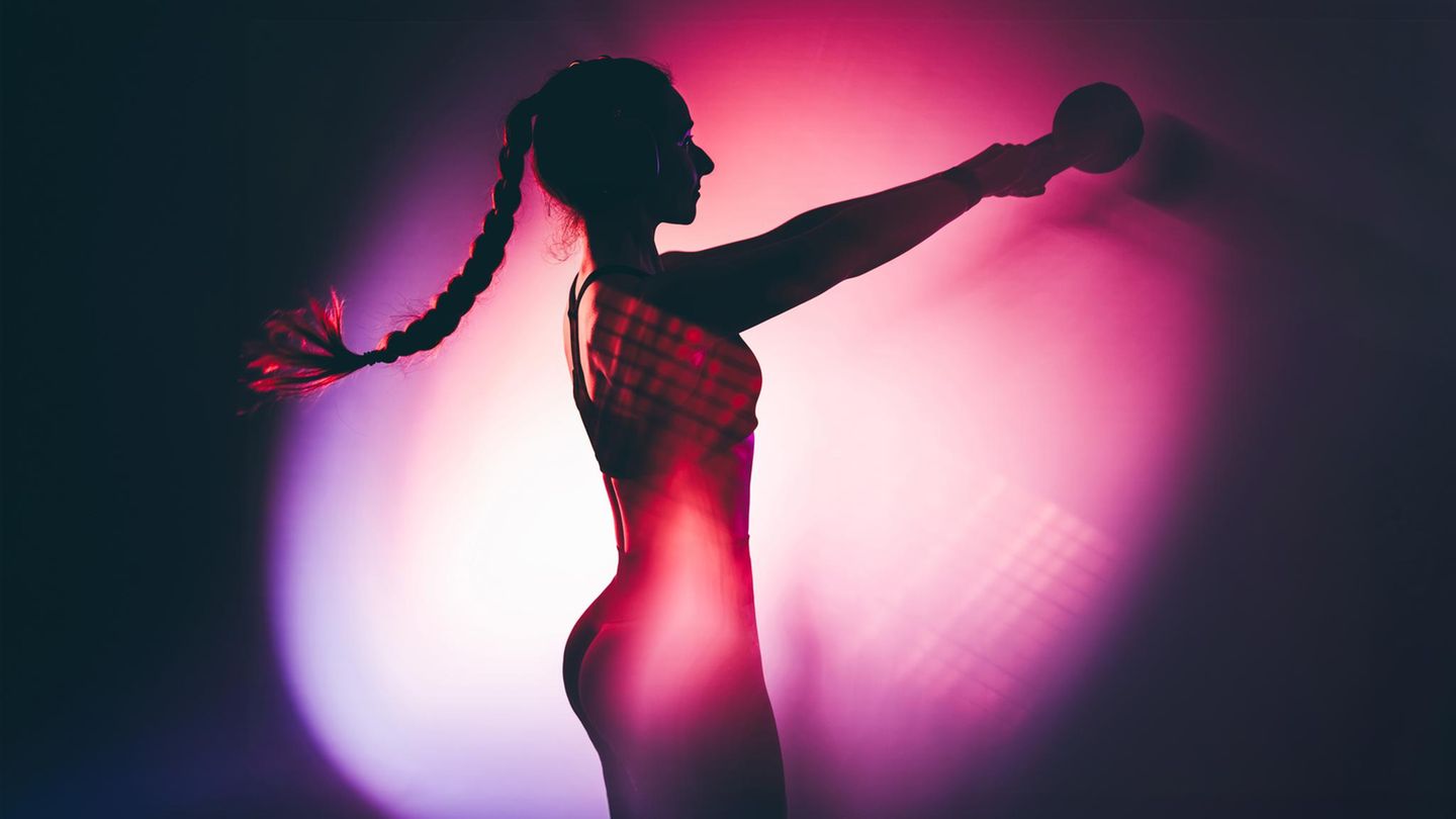 Eine Frau bei einer Sportübung Eine Frau bei einer Sportübung