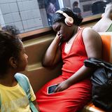 Zwei Mädchen in der U-Bahn