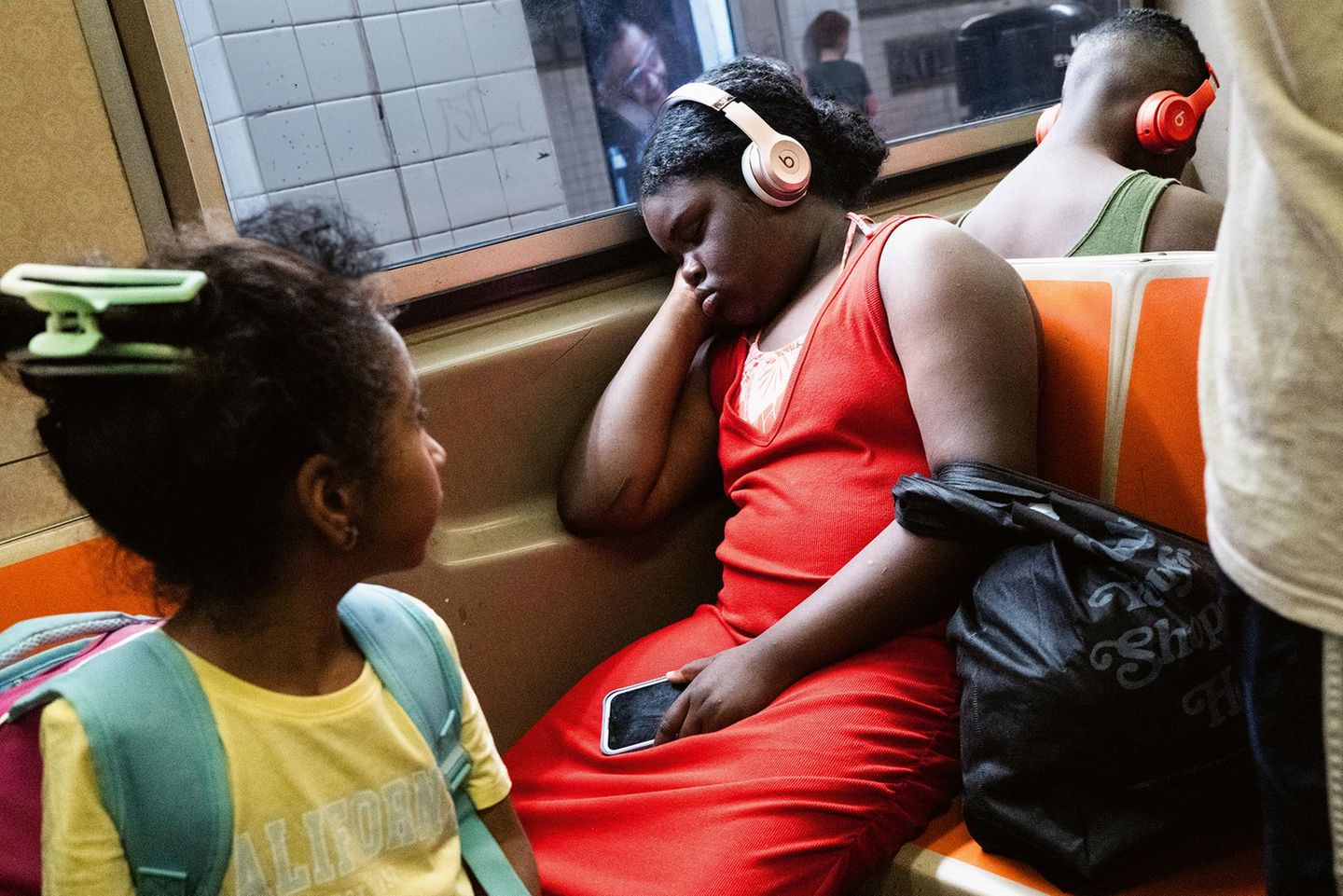 Zwei Mädchen in der U-Bahn