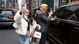 Vor dem Trump Tower posiert ein Mann als Donald Trump und eine junge Frau macht ein Selfie mit ihm