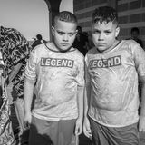 Zwei Jungs, deren Bäuchlein durch ihrer nassen T-Shirts schimmern