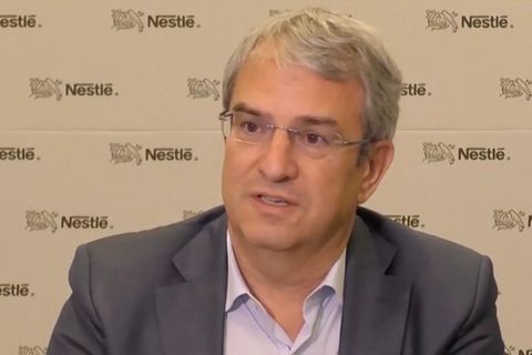Laurent Freixe vor einer Nestlé Wand im Interview.