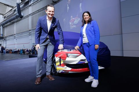 E-Auto im Polo-Format: Markenchef Thomas Schäfer und Betriebsratsvorsitzende Daniela Cavallo geben einen ersten Ausblick auf das