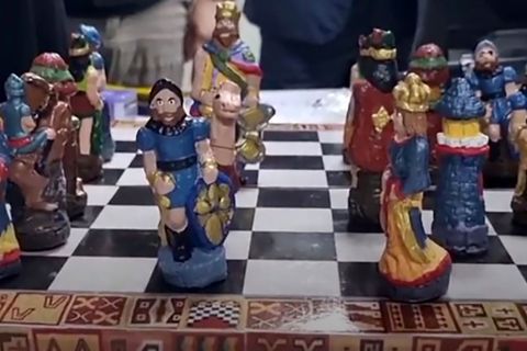 Liebevoll gearbeitete und bemalte Schachfiguren - nur leider aus Kokain Foto: Polizei Recklinghausen/dpa