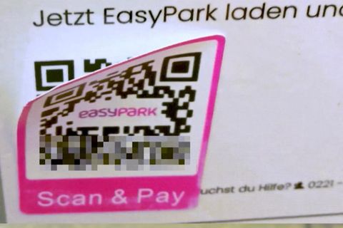 Ein QR Code mit Easy Park Aufdruck heftet an einem Zettel.