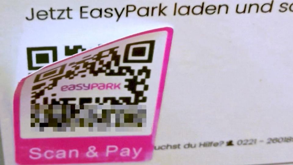 Ein QR Code mit Easy Park Aufdruck heftet an einem Zettel.