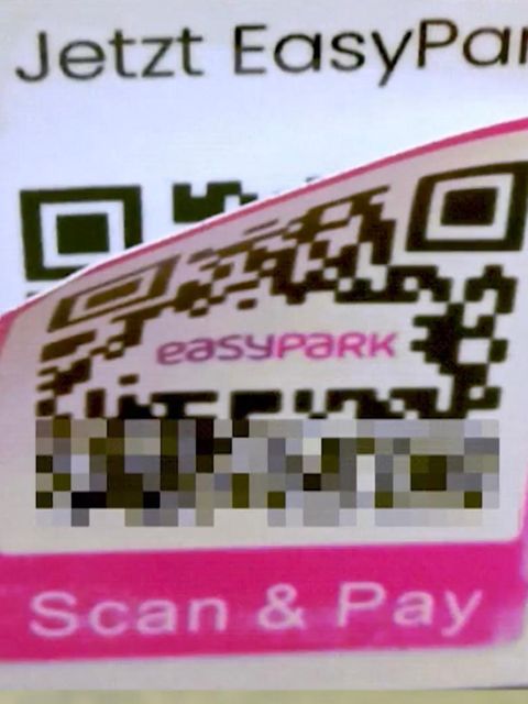 Ein QR Code mit Easy Park Aufdruck heftet an einem Zettel.