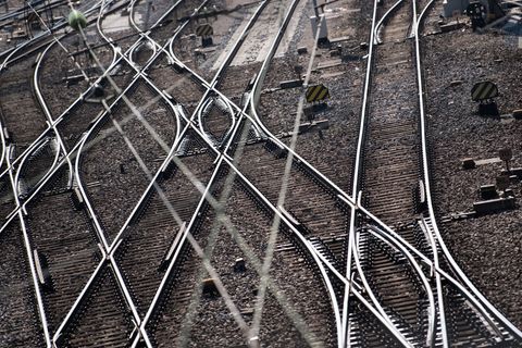 Die Bundespolizei ermittelt wegen eines Schienenbruchs. (Symbolbild) Foto: Sven Hoppe/dpa