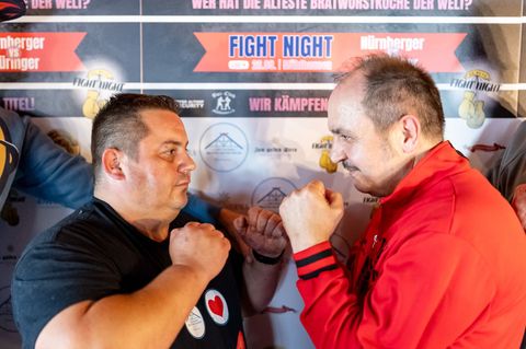 Sie wollen für den Bratwurst-Kampf in den Ring steigen: die Amateurboxer Hasan Arli und Kay Löwentraut. Foto: Daniel Karmann/dpa