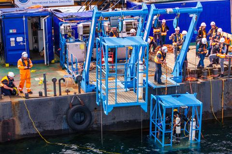 Im Lift geht es für den Taucher nach unten. Foto: Jens Büttner/dpa
