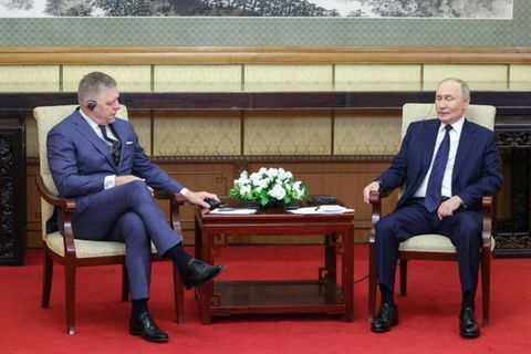 Russischer Präsident Putin (r) und der slowakische Regierungschef Fico (l) bei ihrem Treffen in Peking