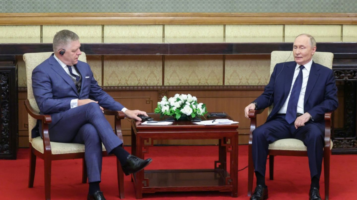 Russischer Präsident Putin (r) und der slowakische Regierungschef Fico (l) bei ihrem Treffen in Peking