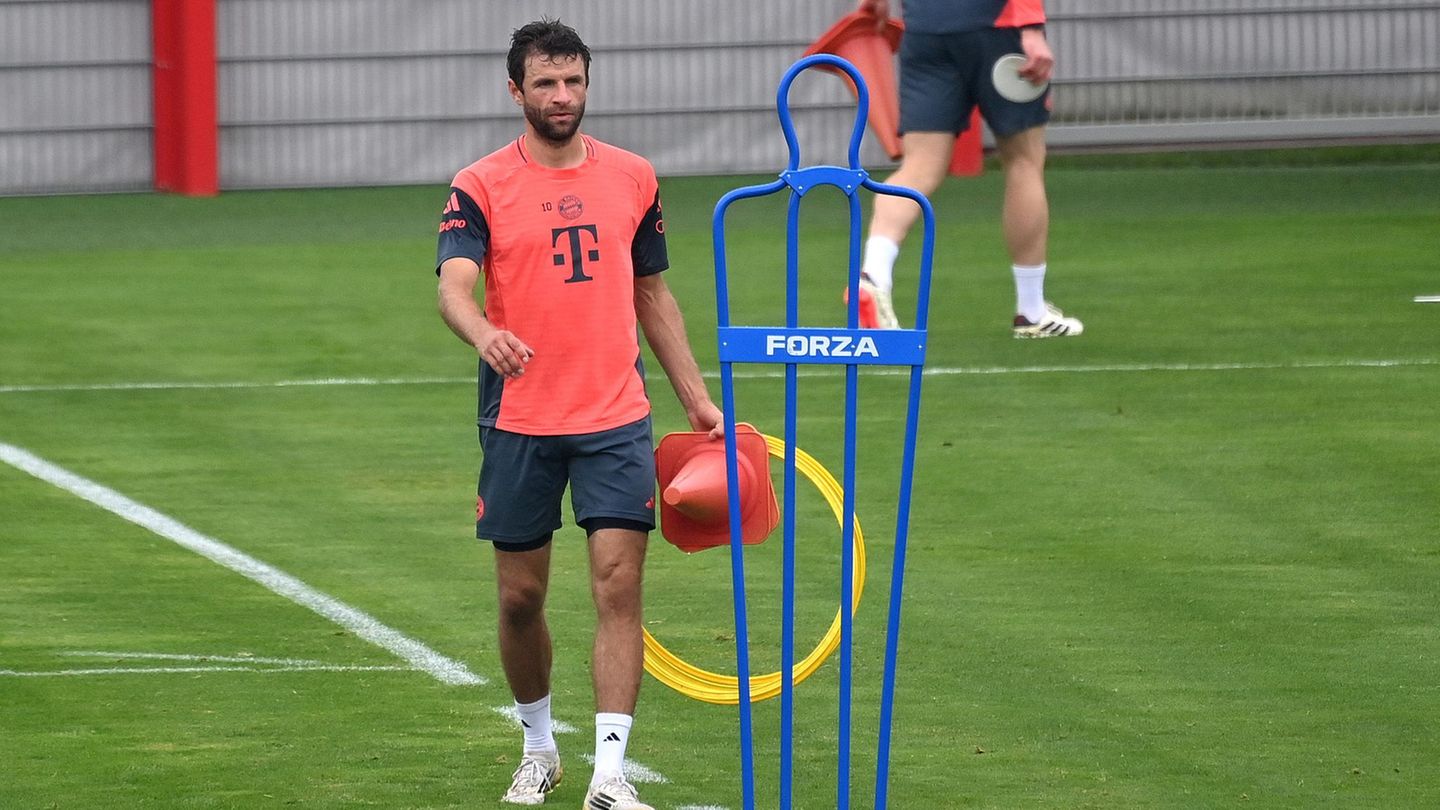 Thomas Müller trains in Munich-with a beard and FC Bayern gap