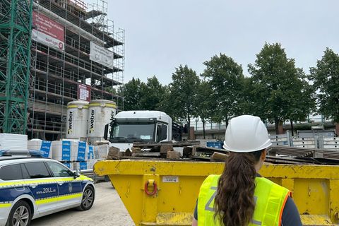 Bei einer Kontrolle haben Zöllnerinnen und Zöllner auf einer Kieler Großbaustelle diverse Verstöße festgestellt. (Handout) Foto: