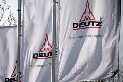 Deutz-Fahnen im Wind - über ihnen am Himmel fliegen bald vielleicht Drohnen, die Komponenten aus firmeneigener Produktion enthal