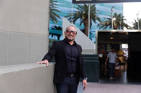In Las Vegas aufgewachsen: Raul Salas lehnt an ein Gebäude mit Spiegeln, im Hintergrund spiegeln sich die Palmen