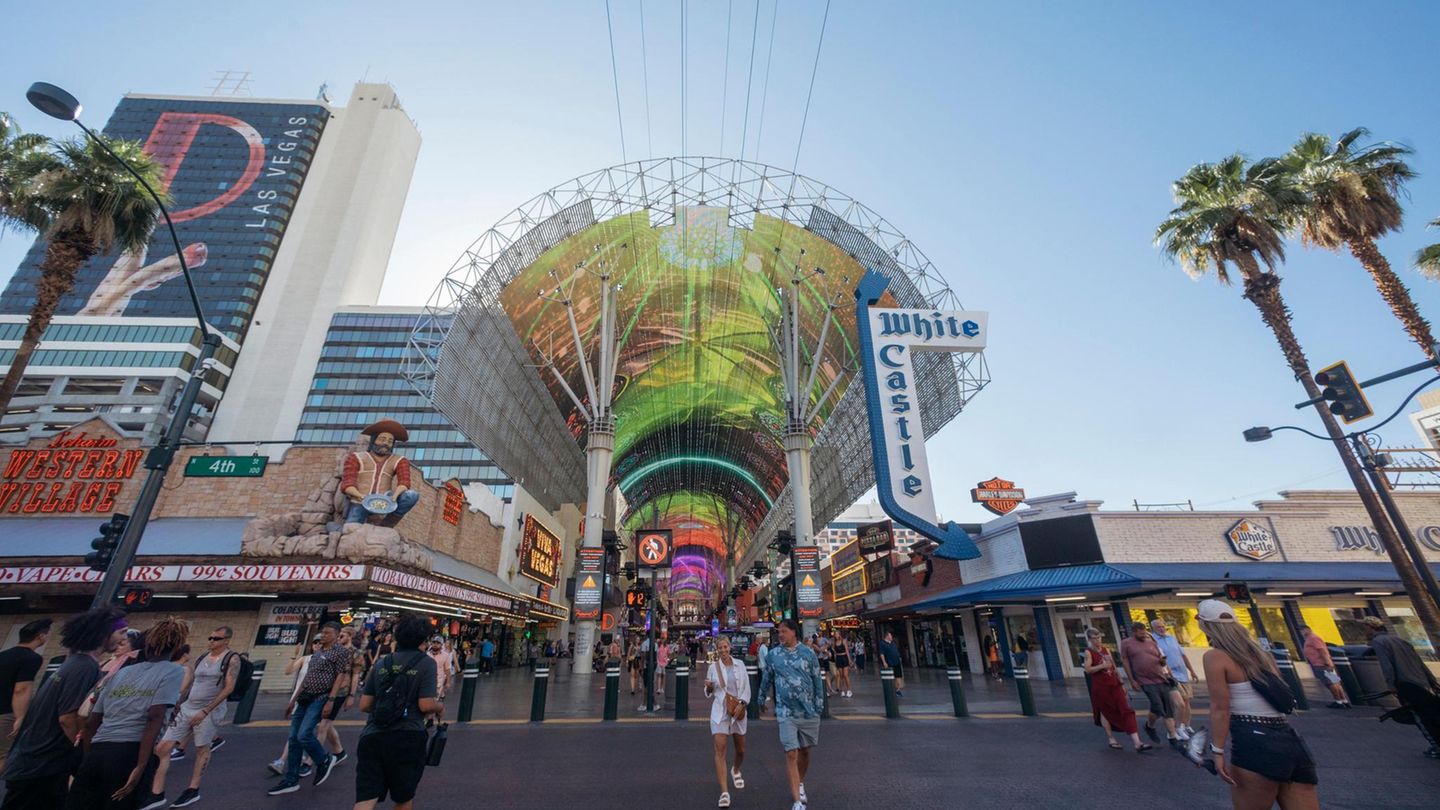 Einkaufsstraße Las Vegas Einkaufsstraße Las Vegas mit vielen Menschen
