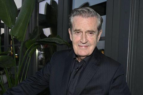 Rupert Everett macht sich im Dorfpub nützlich.