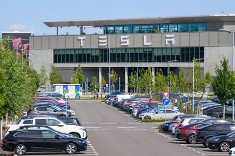 Im Tesla-Werk in Grünheide in Brandenburg starten 45 Azubis und 17 duale Studenten. (Archivbild) Foto: Patrick Pleul/dpa
