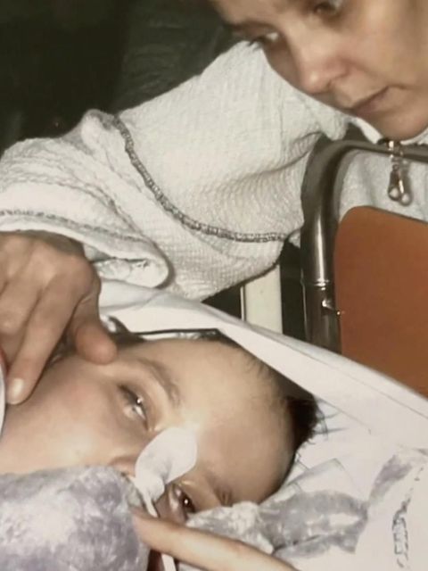 Eine Mutter kümmert sich um ihr Kind im Wachkoma