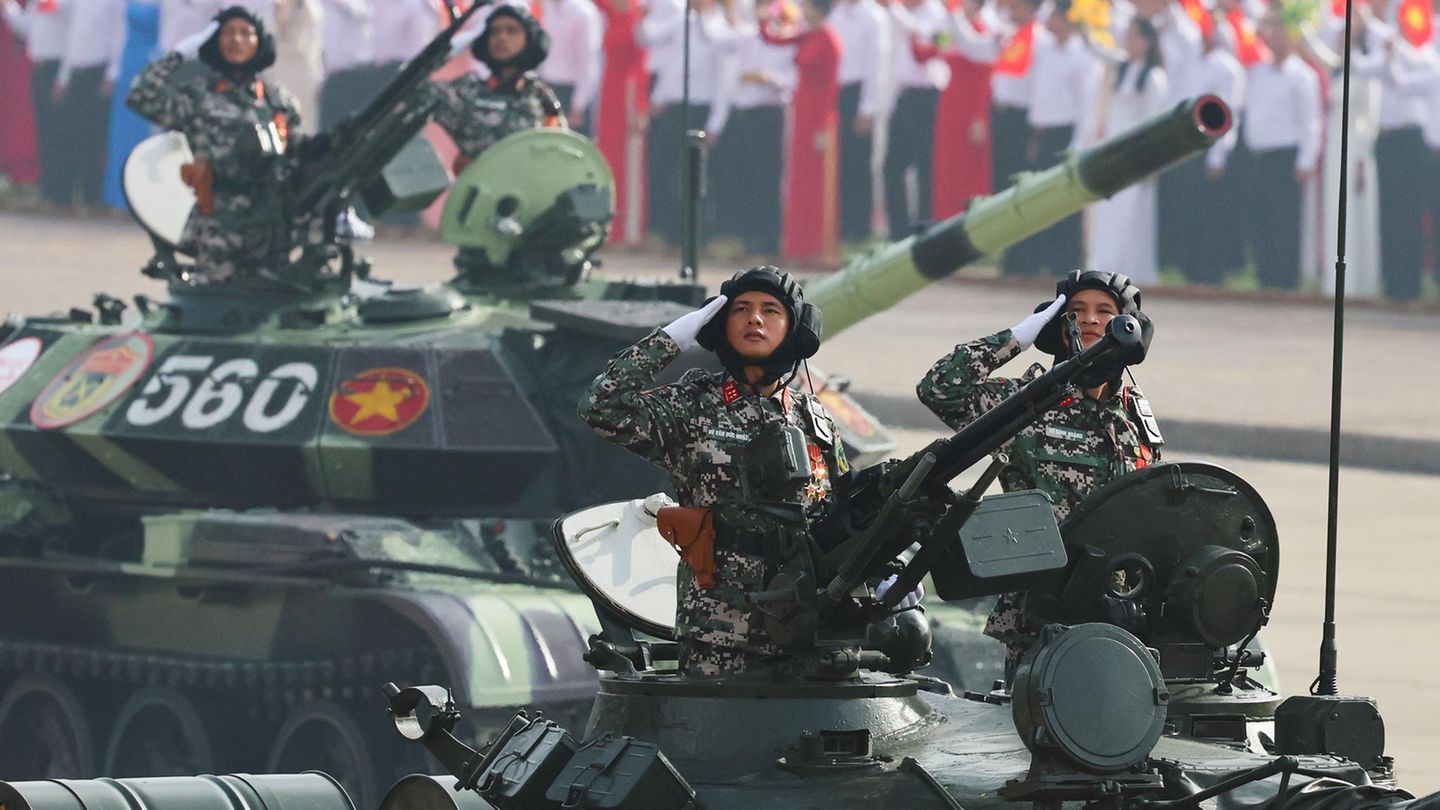 2. September: Stolz auf 80 Jahre Unabhängigkeit Hanoi, Vietnam. Mit einer Militärparade feiert die Hauptstadt den 80. Jahrestag der Unabhängigkeit, die hart erkämpft wurde. Nach Ausrufung der kommunistischen Republik im Norden des Landes unter Hồ Chí Minh 1945 warfen die Vietnamesen erst Frankreich aus dem Land und später die US-Amerikaner – da ist ein gewisser Stolz dabei am Unabhängigkeitstag
