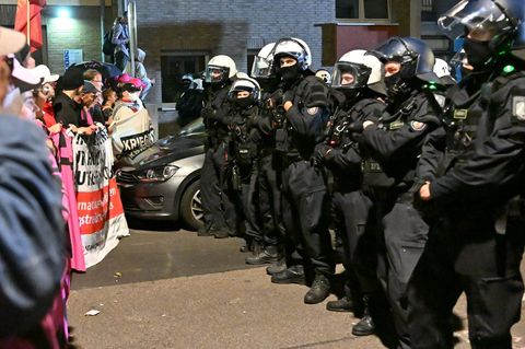 Nach einem Anti-Kriegs-Marsch am vergangenen Samstag machen sich Polizei und Demonstranten gegenseitig Vorwürfe. (Archivbild) Fo