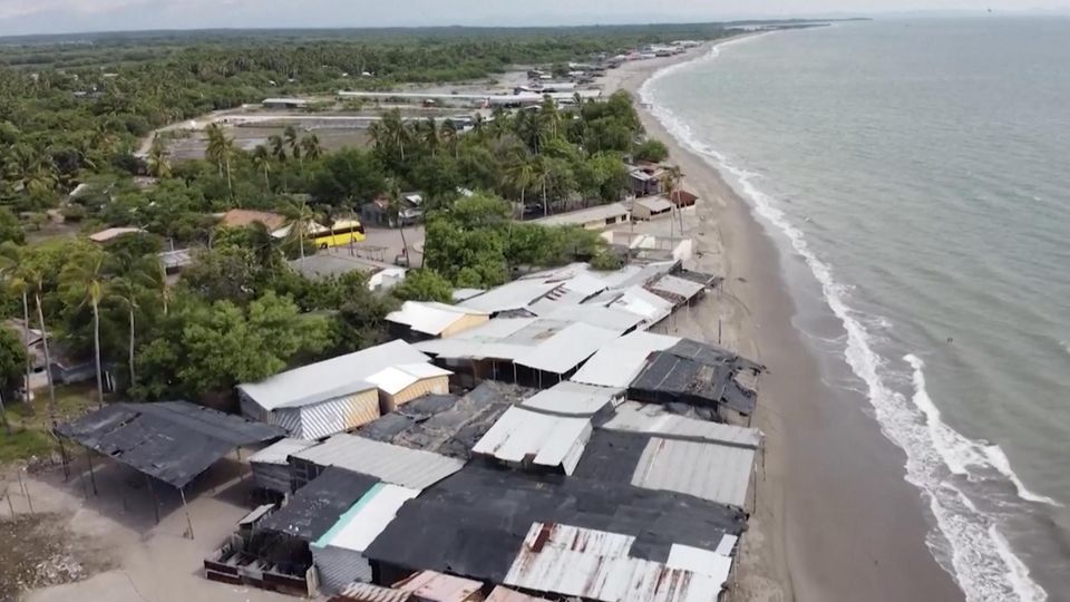 Dieses Dorf wird bald vom Meer verschluckt Eine Dorfküste in Honduras