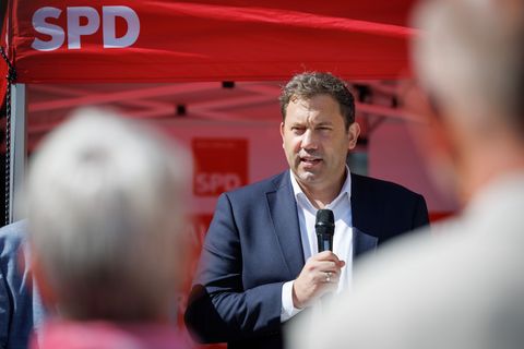 SPD-Chef Lars Klingbeil wirbt im nordrhein-westfälischen Kommunalwahlkampf um Stimmen. Foto: Friso Gentsch/dpa
