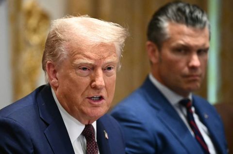 Donald Trump (l.) und Pete Hegseth im August