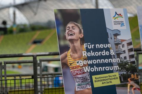 Befürworter und Gegner der Olympia-Bewerbung werben mit Plakaten um die Stimmen der Münchner. Foto: Leonie Asendorpf/dpa