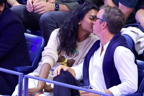 Simone Ashley und ihr Begleiter in New York.