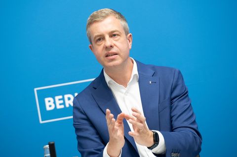 Berlins Finanzsenator Stefan Evers will Milliardensummen bewegen für Klimaschutz, neue Schulen oder Wohnraum. (Archivbild) Foto: