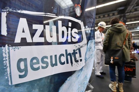 In fast allen Bereichen der Wirtschaft suchen Firmen nach künftigen Fachkräften. (Symbolbild) Foto: Martin Schutt/dpa-Zentralbil