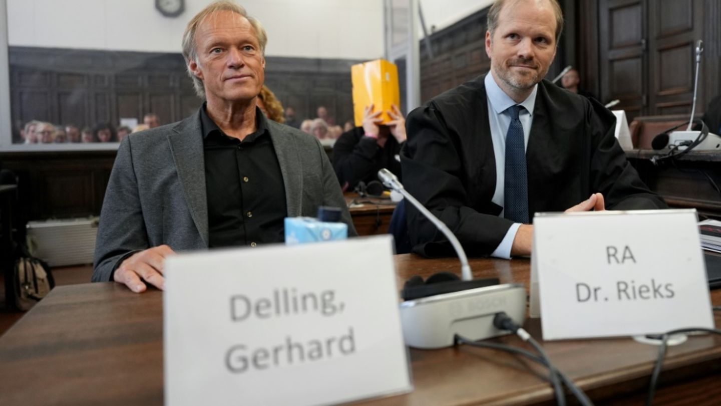 Delling neben seinem Verteidiger