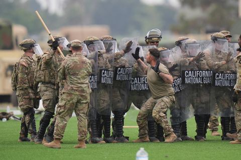 Ein Richter verpasst Trump zum Einsatz der Nationalgarde in Los Angeles einen Dämpfer. (Archivbild) Foto: Jae C. Hong/AP/dpa