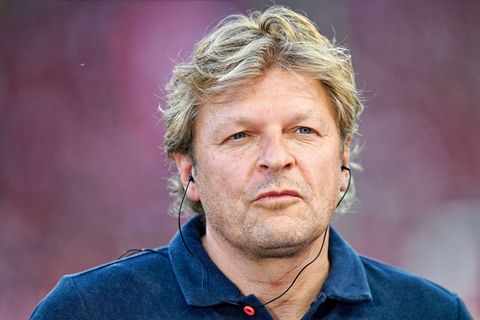 Schalkes Sportdirektor Youri Mulder hat einen Spieler verliehen. (Archivbild) Foto: Uwe Anspach/dpa
