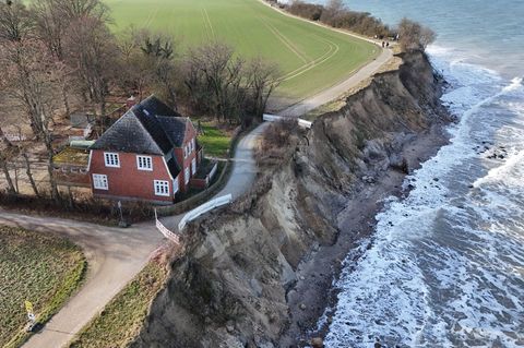Das seit mehr als einem Jahr geschlossene Jugendfreizeitheim "Haus Seeblick" am Brodtener Ufer droht in die Ostsee zu stürzen, w