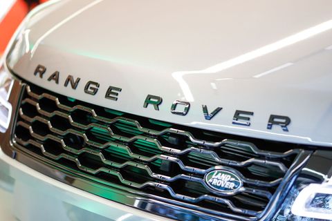 Der britische Autobauer Jaguar Land Rover muss wegen einer Cybertattacke schwere Störungen bei Produktion und Verkauf hinnehmen.