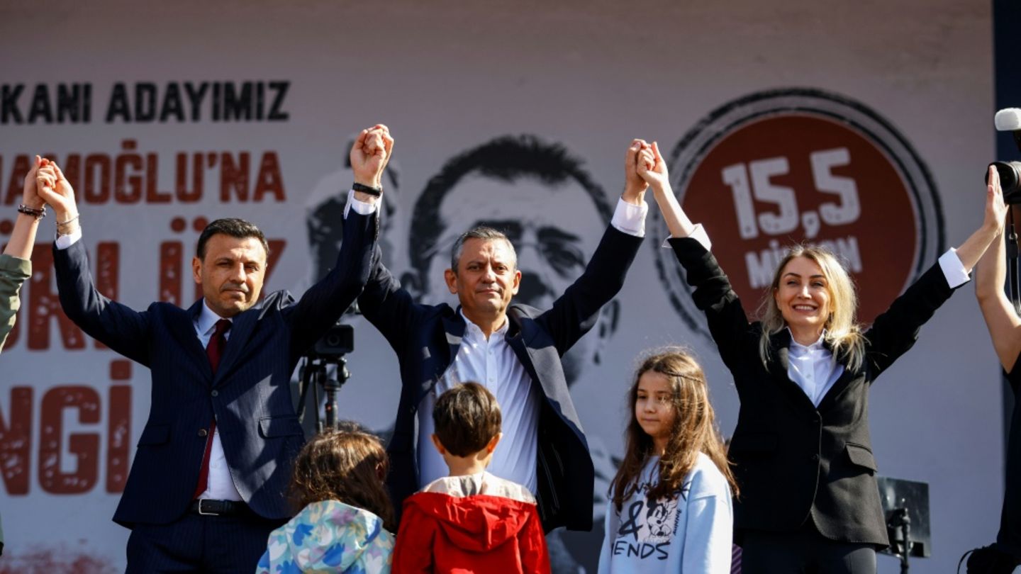 Özgur Celik (L) bei einem Auftritt in Istanbul