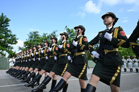 Chinesische Soldatinnen marschieren in Vorbereitung auf die Militärparade