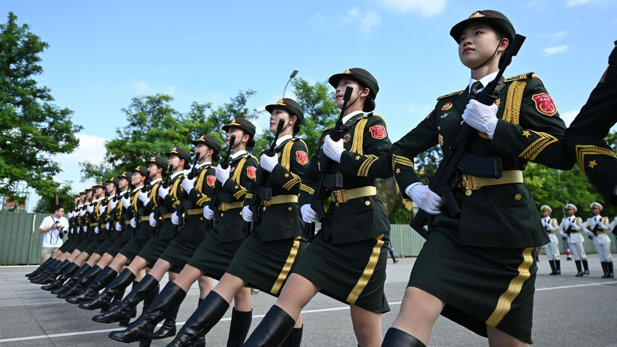 Chinesische Soldatinnen marschieren in Vorbereitung auf die Militärparade