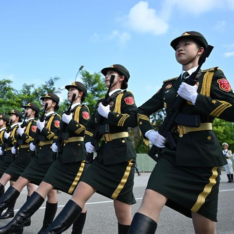 Chinesische Soldatinnen marschieren in Vorbereitung auf die Militärparade