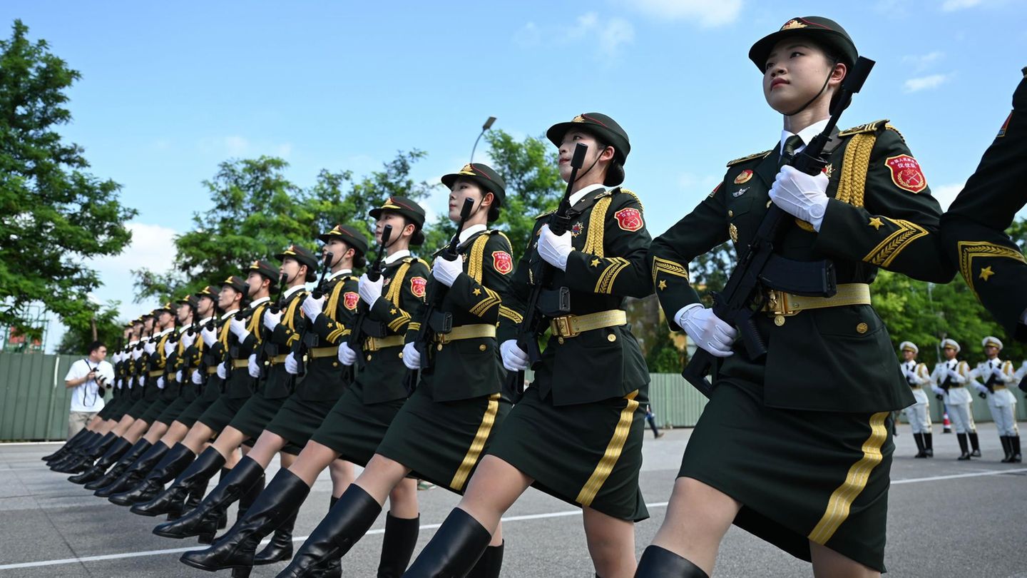Parade in Peking: Treffen sich drei Diktatoren