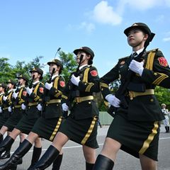 Chinesische Soldatinnen marschieren in Vorbereitung auf die Militärparade