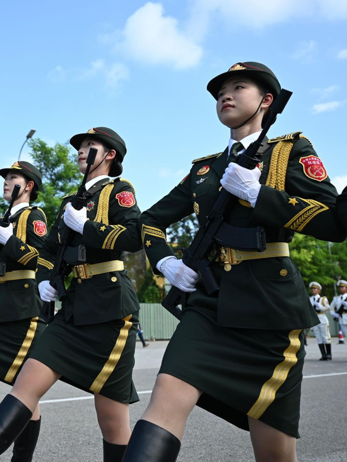 Chinesische Soldatinnen marschieren in Vorbereitung auf die Militärparade