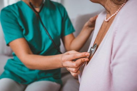 Kardiologie: Ärztin hört Patientin mit Stethoskop ab