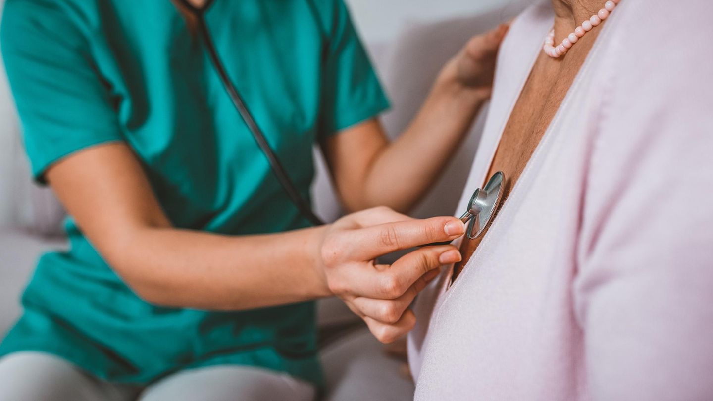 Kardiologie: Ärztin hört Patientin mit Stethoskop ab