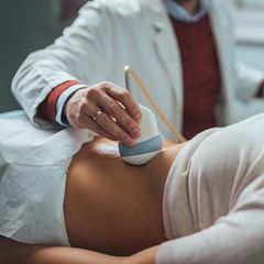 Leberspezialisten: Ultraschalluntersuchung der Leber wird vom Arzt durchgeführt