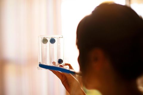 Pneumologie: Eine Patientin führt einen Pustetest durch