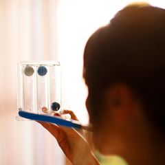 Pneumologie: Eine Patientin führt einen Pustetest durch